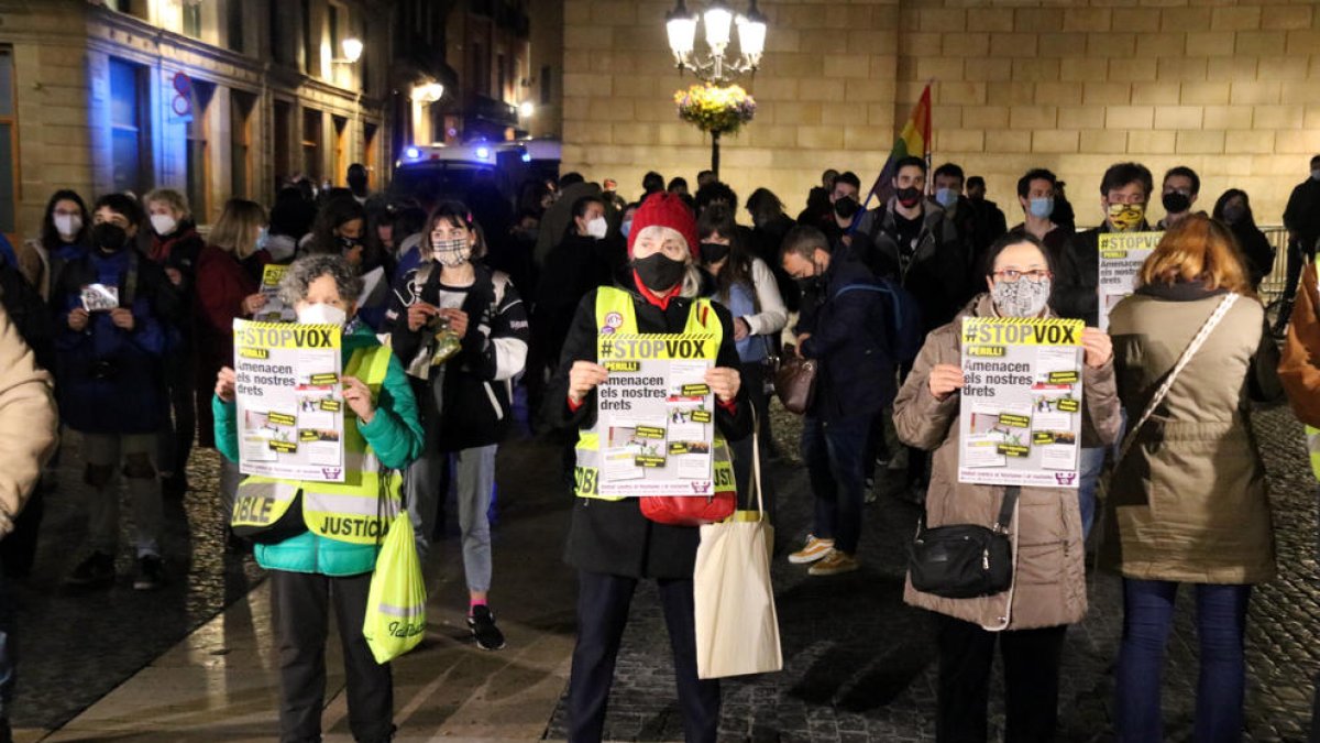Un centenar de persones es manifesten a la plaça Sant Jaume contra l'entrada de Vox al Parlament