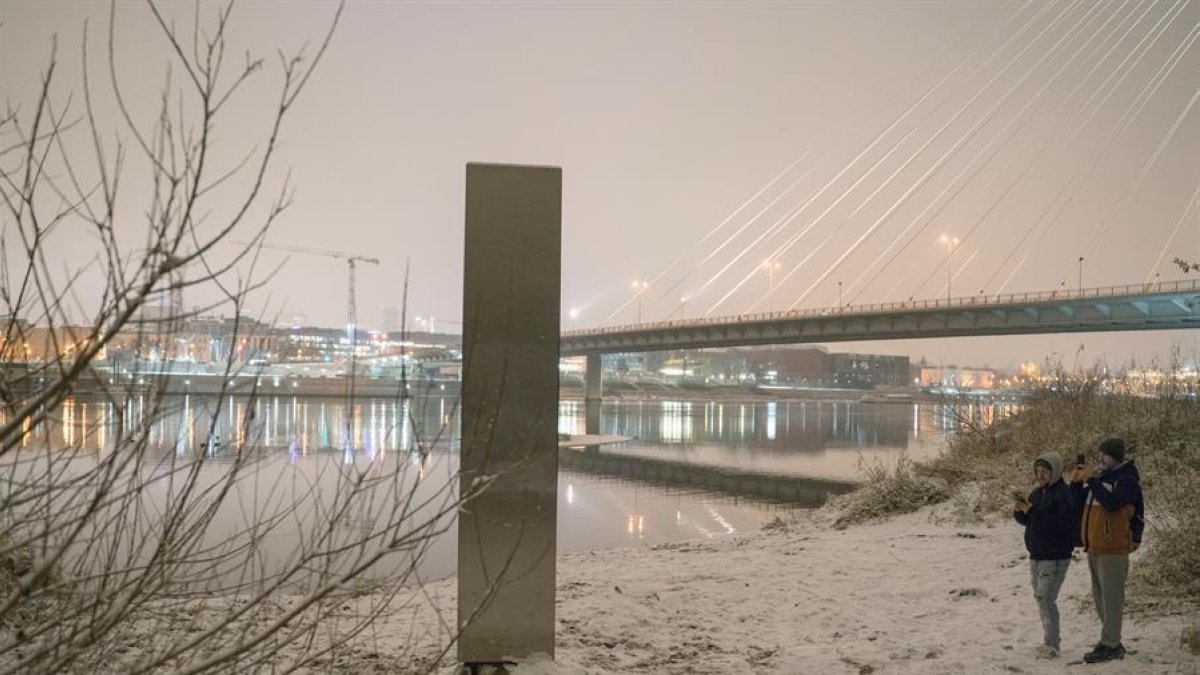 Aparece en Varsovia un enigmático monolito, similar al de los Estados Unidos y otros países