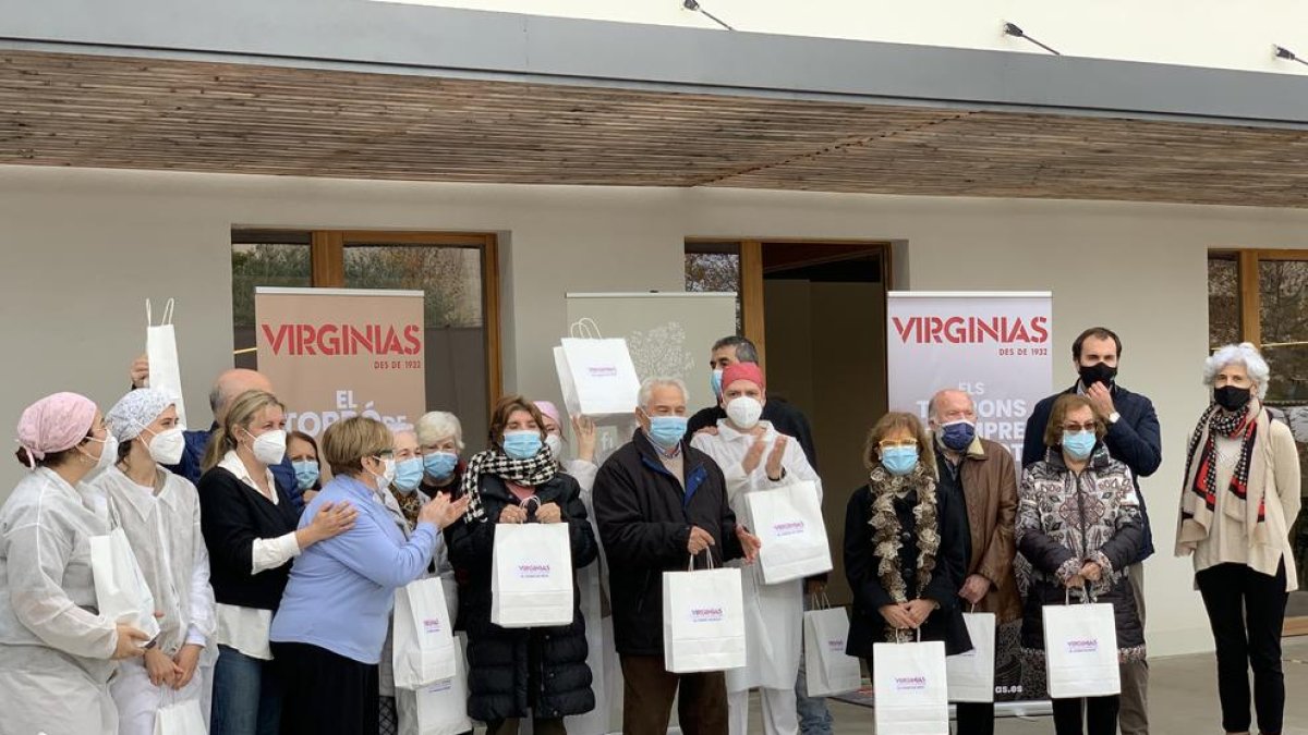 VIRGINIAS endolceix les festes als usuaris del Centre Terapèutic per a l'Alzheimer i la Unitat de la Memòria