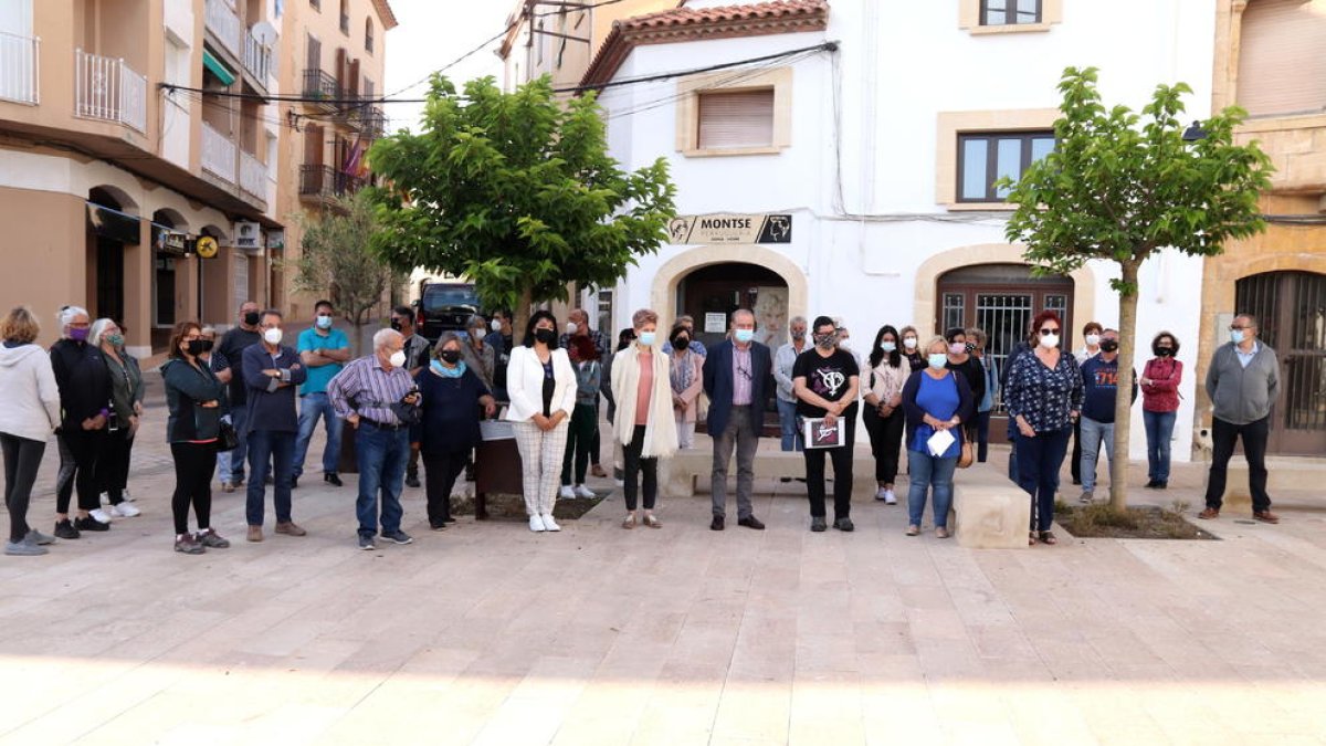 Una trentena de persones es concentren a Creixell per rebutjar l'assassinat que ha consternat el municipi