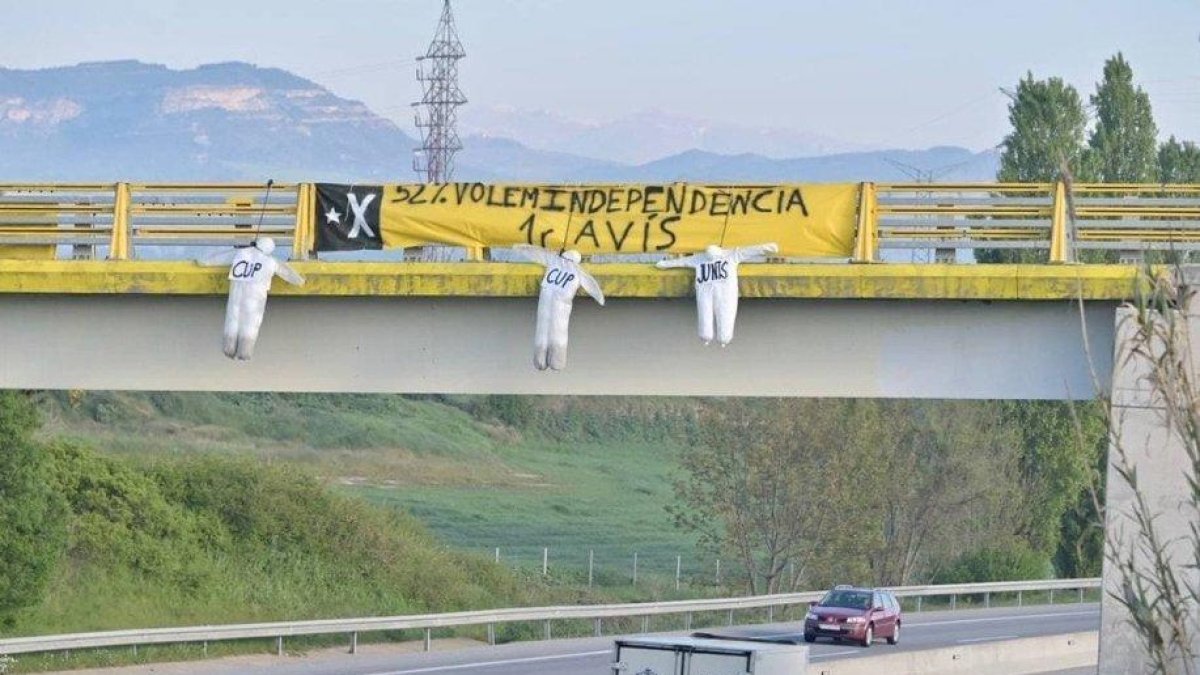 Apareixen ninots d'ERC, JxCat i la CUP penjats a diversos ponts de la C-17 i la C-25