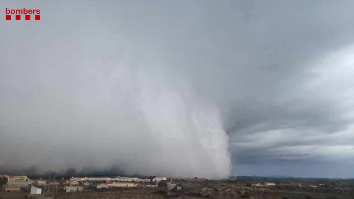 Un esclafit malmet diverses teulades a Horta de Sant Joan