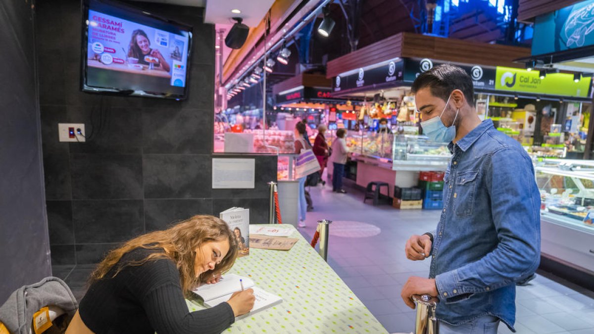 La cocinera Gessamí Caramés firma libros en los Mercats de Tarragona