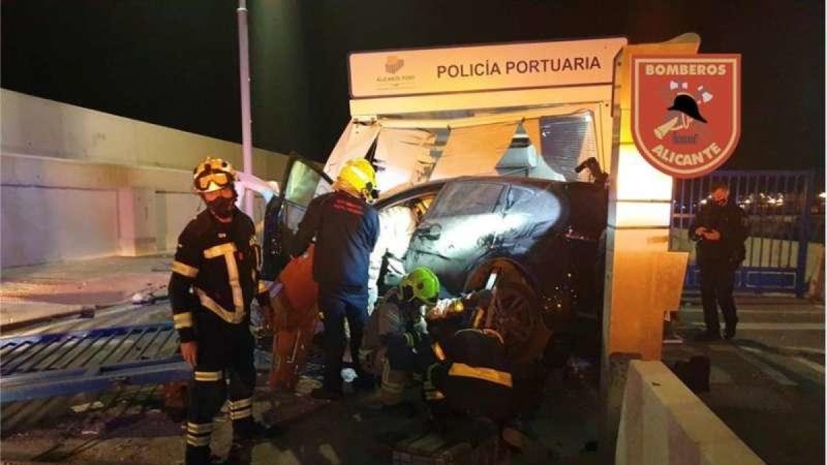 Rescatado de un vehículo estrellado en el puerto de Alicante cuando lo perseguía la Policía