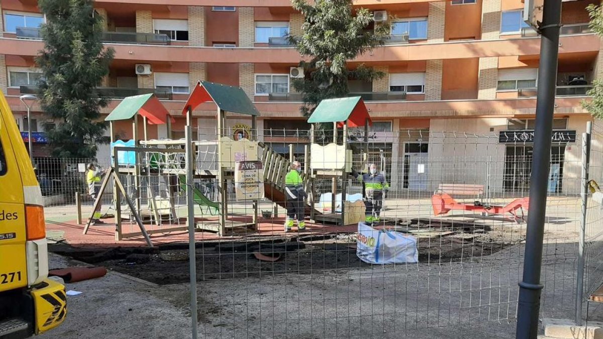 Empiezan los trabajos de mejora de la zona de juegos infantiles de la plaza de la Fumera