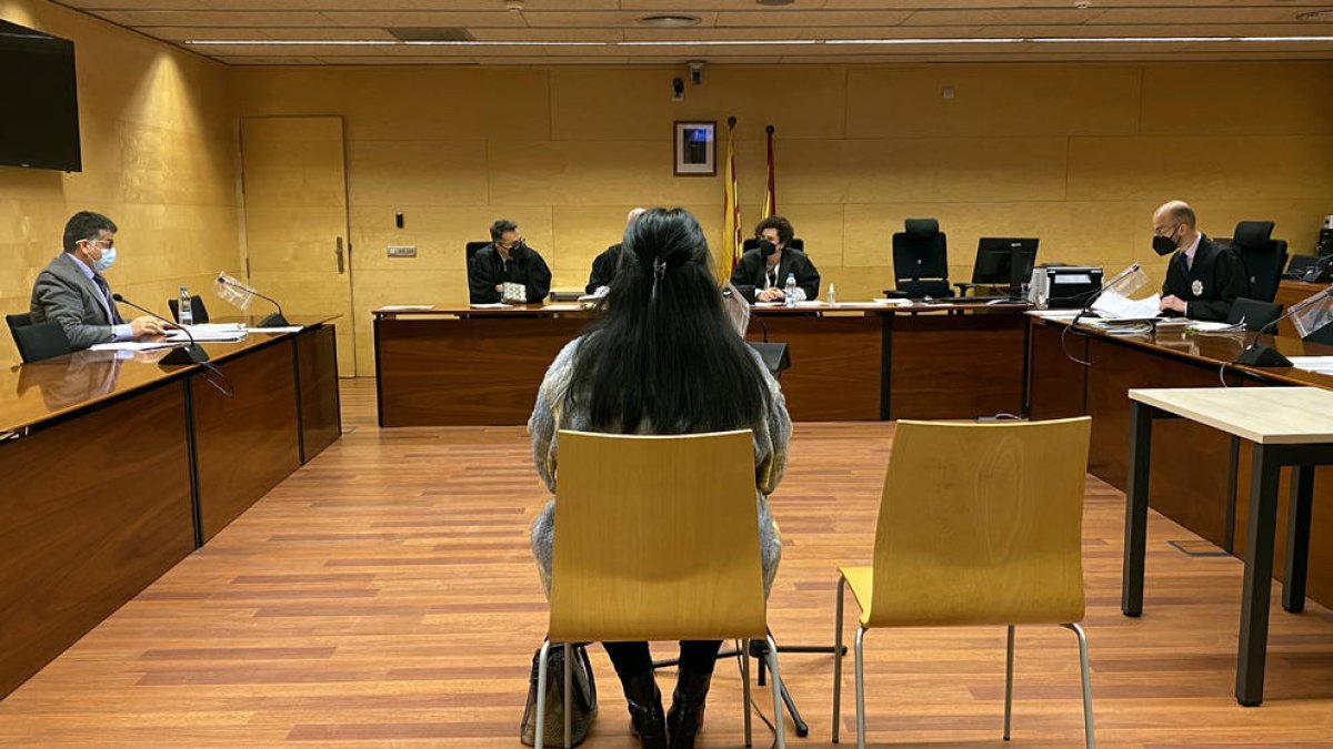 A judici una cuidadora per fer servir targetes d'una veïna de Girona per trucar a telèfons del tarot