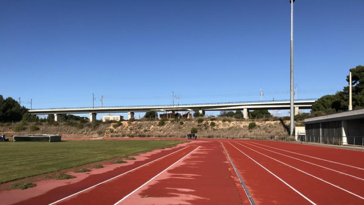 L'Ajuntament de Cambrils renova el paviment esportiu de la pista d'atletisme