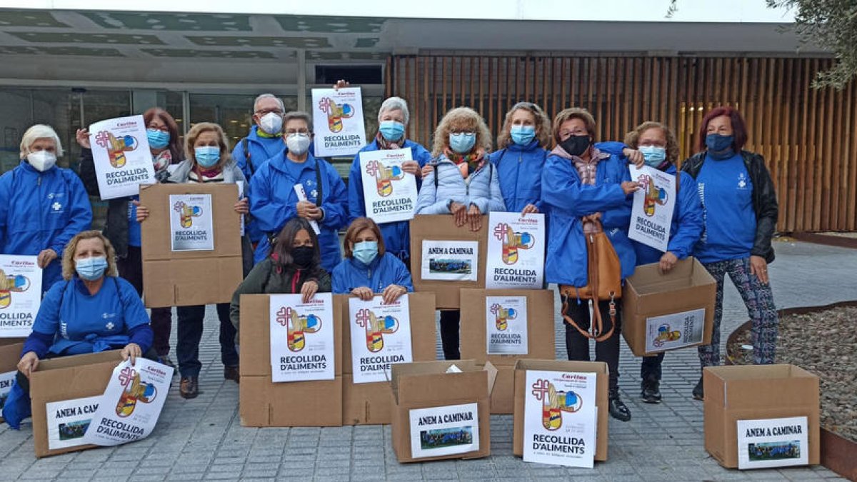 El grup 'Anem a Caminar' recull una tona d'aliments a Salou que seran donats a Càritas