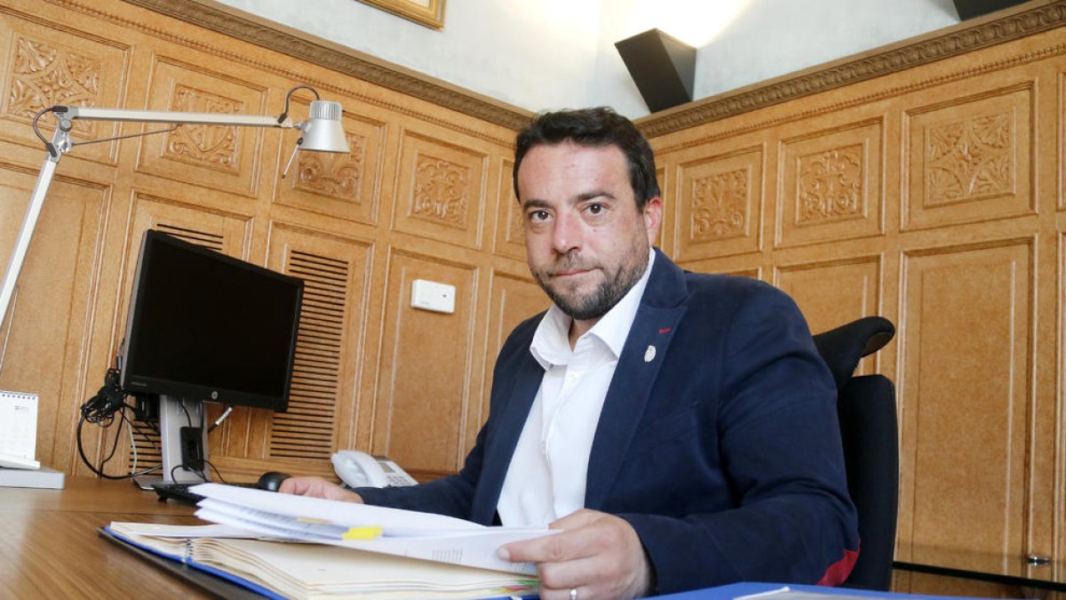 El exalcalde de Badalona pacta una multa con la Fiscalía para conducir bebido y morder a un mosso|mozo