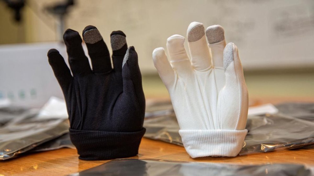 Diseñan un guante que elimina el material genético de la covid en una hora