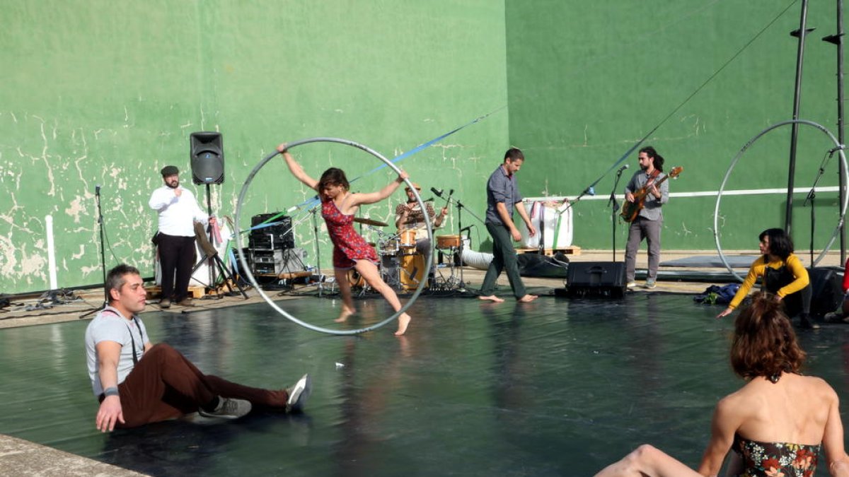 Las acrobacias y la música del colectivo La Persiana reaviva la cultura en Ulldemolins con el espectáculo 'Violeta'