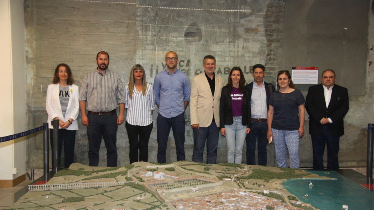 Podemos mantiene el veto a Juntos y la amenaza de deshacer el pacto si entra