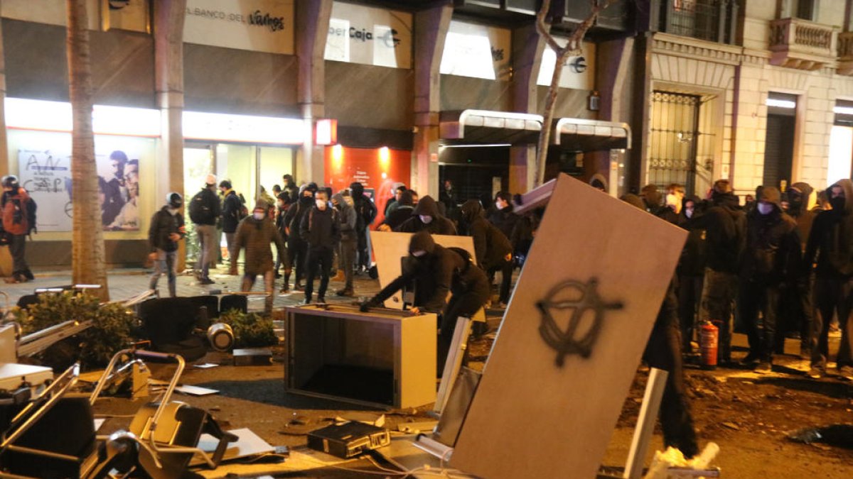 Almenys 15 detinguts en els aldarulls a Lleida, Vic i Barcelona per l'empresonament de Pablo Hasel