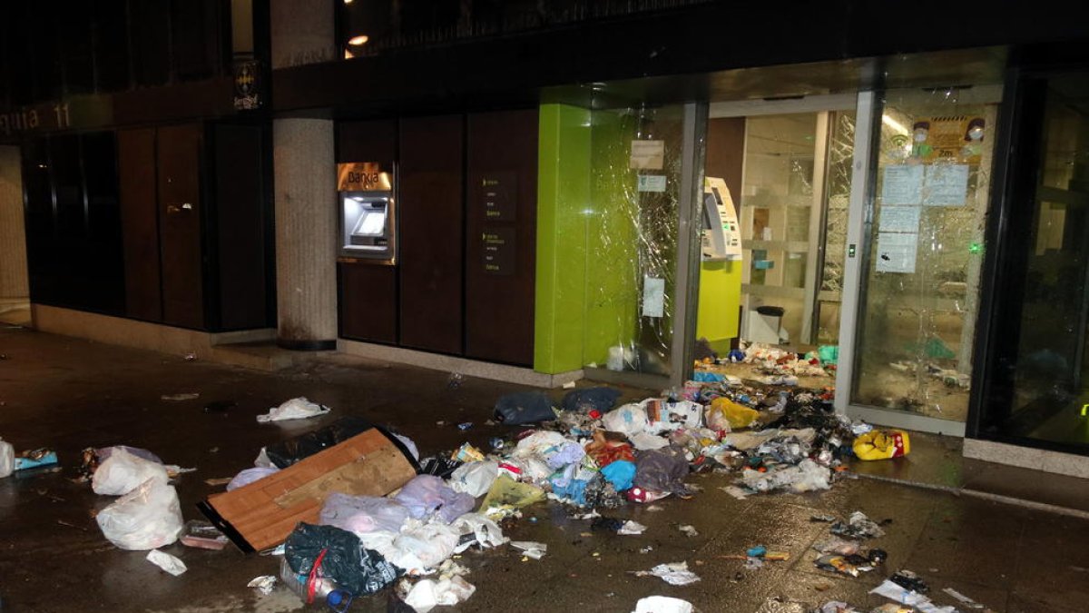 Entitats bancàries destrossades, enfrontaments amb la policia i llançament de llambordes durant la protesta a Girona