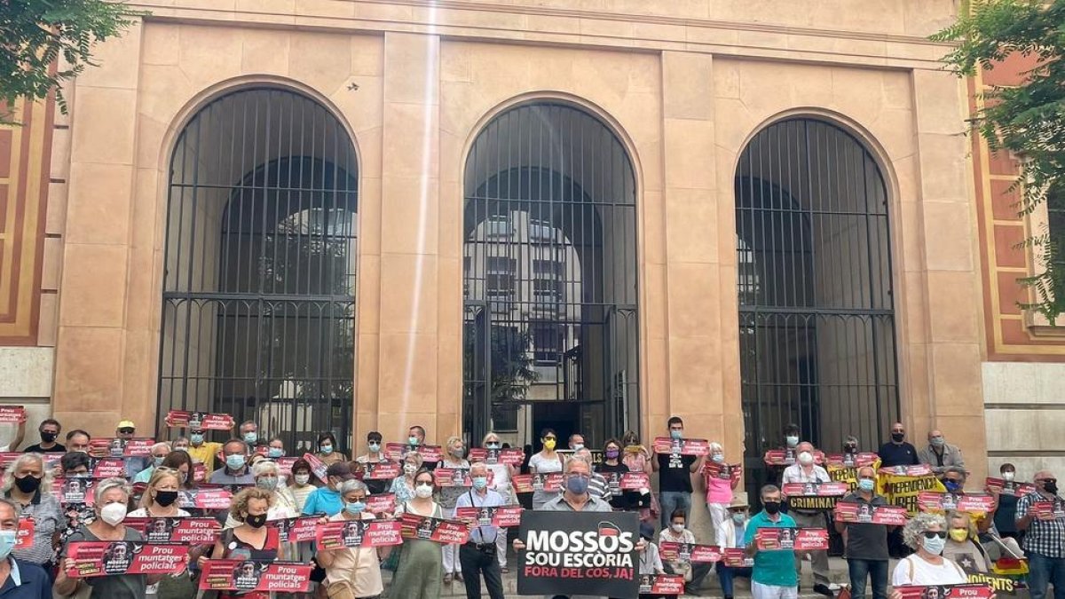 Concentración de apoyo|soporte a Lluís Pastrana delante del Palacio de Justicia de Tarragona