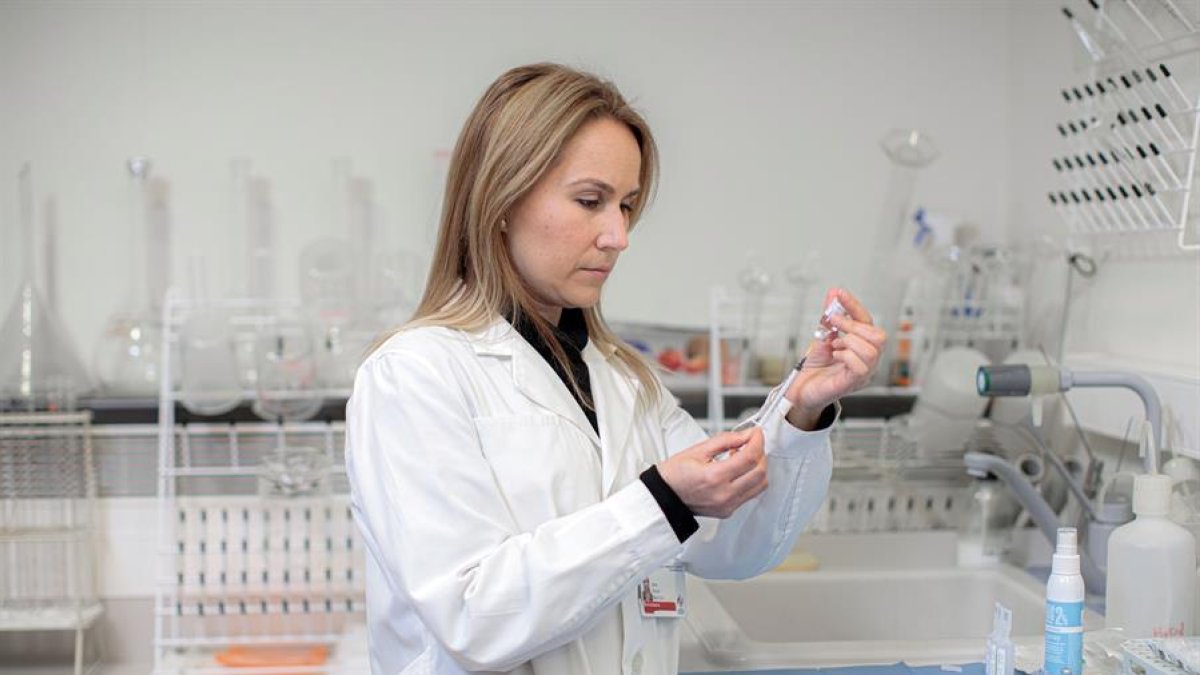 Dues infermeres extrauen una setena dosi de la vacuna de Pfizer