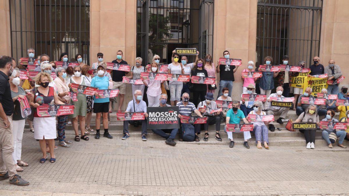 El activista Lluís Pastrana apela a la libertad de expresión por|para la pancarta que colgó contra los Mossos