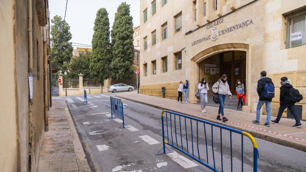 El Ayuntamiento de Tarragona quiere aligerar|aliviar el caos de coches en torno a las escuelas