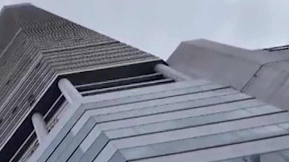 Pánico por un temblor inexplicable en un rascacielos chino de 300 metros