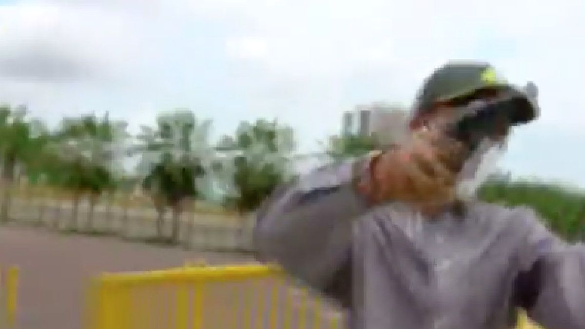 L'atracador va amenaçar el periodista amb una pistola.