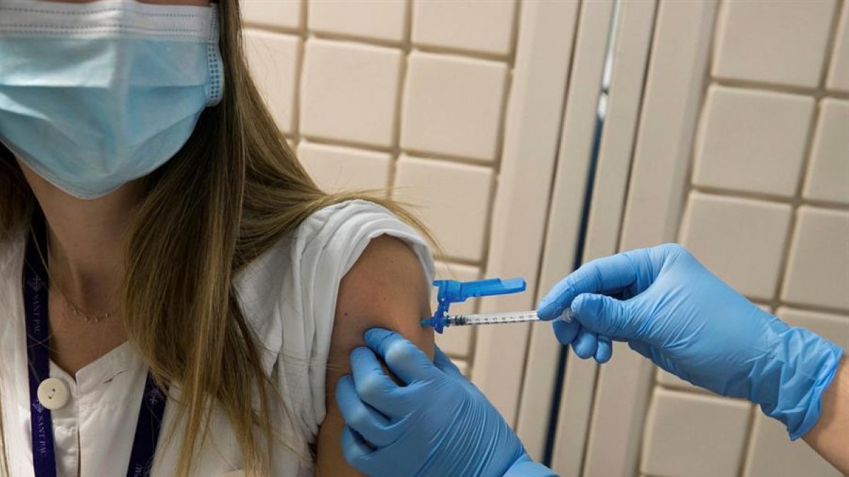 Personal de Atención Primaria y dentistas, próximos sanitarios en vacunarse