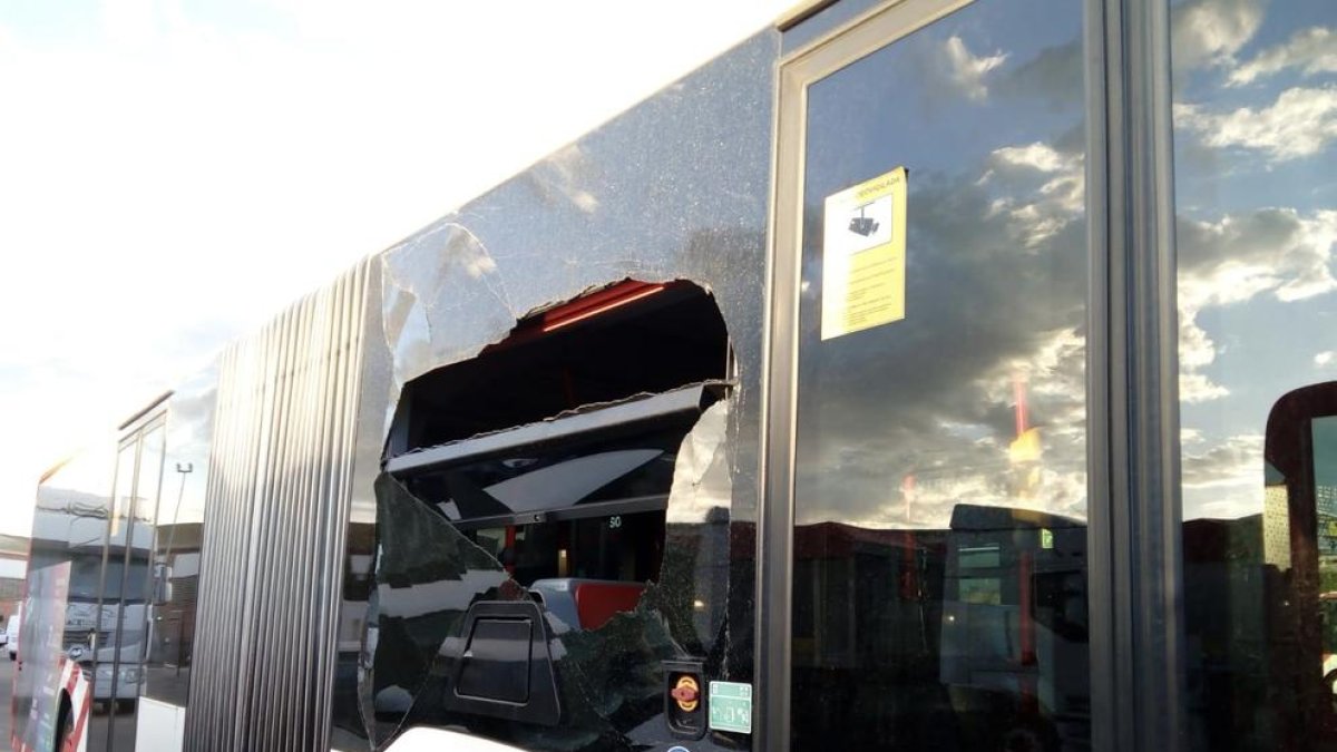 Rompen el vidrio|cristal de un bus|buzo del EMT de una pedrada en el barrio de Campclar