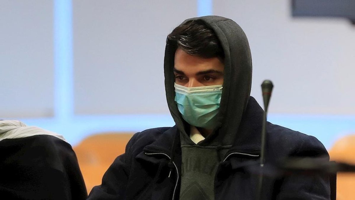 Acusado de descuartizar y comerse a su madre: «sentía|oía voces que decían que la matara»