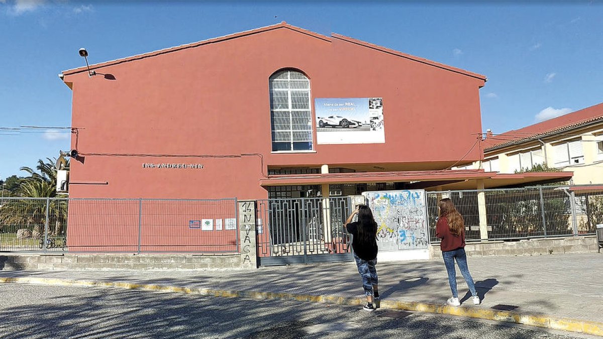 La directora de l'INS Andreu Nin es planta davant la manca de recursos