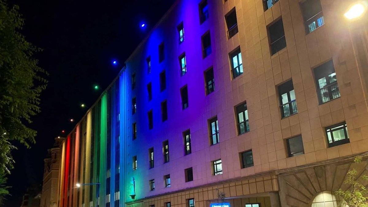Santa Tecla se ilumina con los colores del arco iris