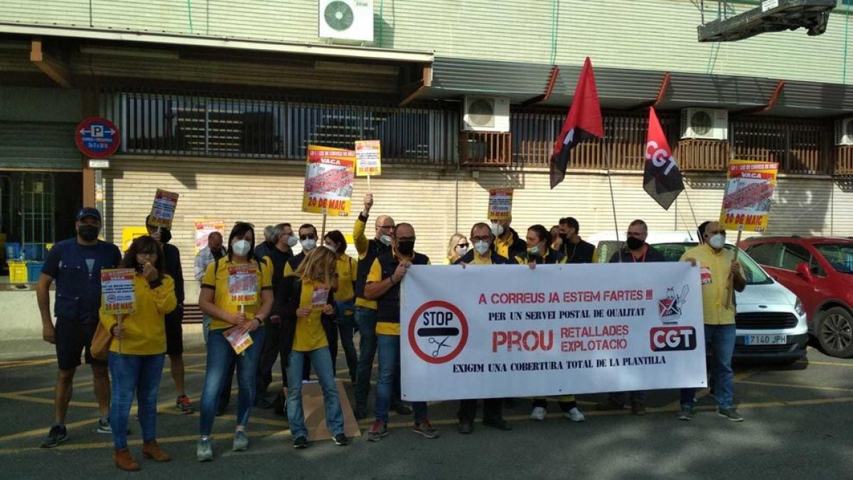 Els treballadors de Correus de Reus es mobilitzen contra les retallades laborals