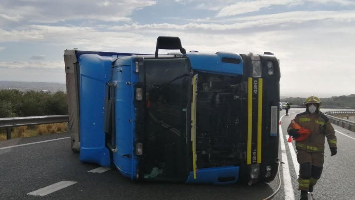 Cuatro dotaciones de Bombers movilizadas por un camión volcado en la N-240 en Valls