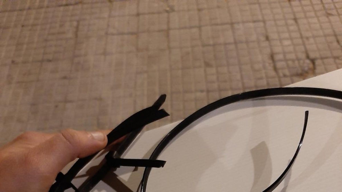 Hermán Pinedo quita carteles de Jéssica Albiach de las calles por las quejas de una tuitera