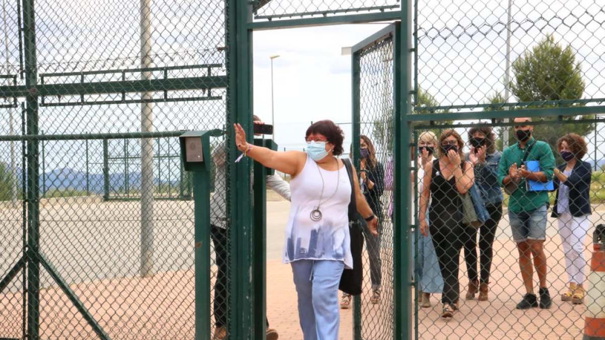 Dolors Bassa surt de la presó del Puig de les Basses després de la concessió dels indults