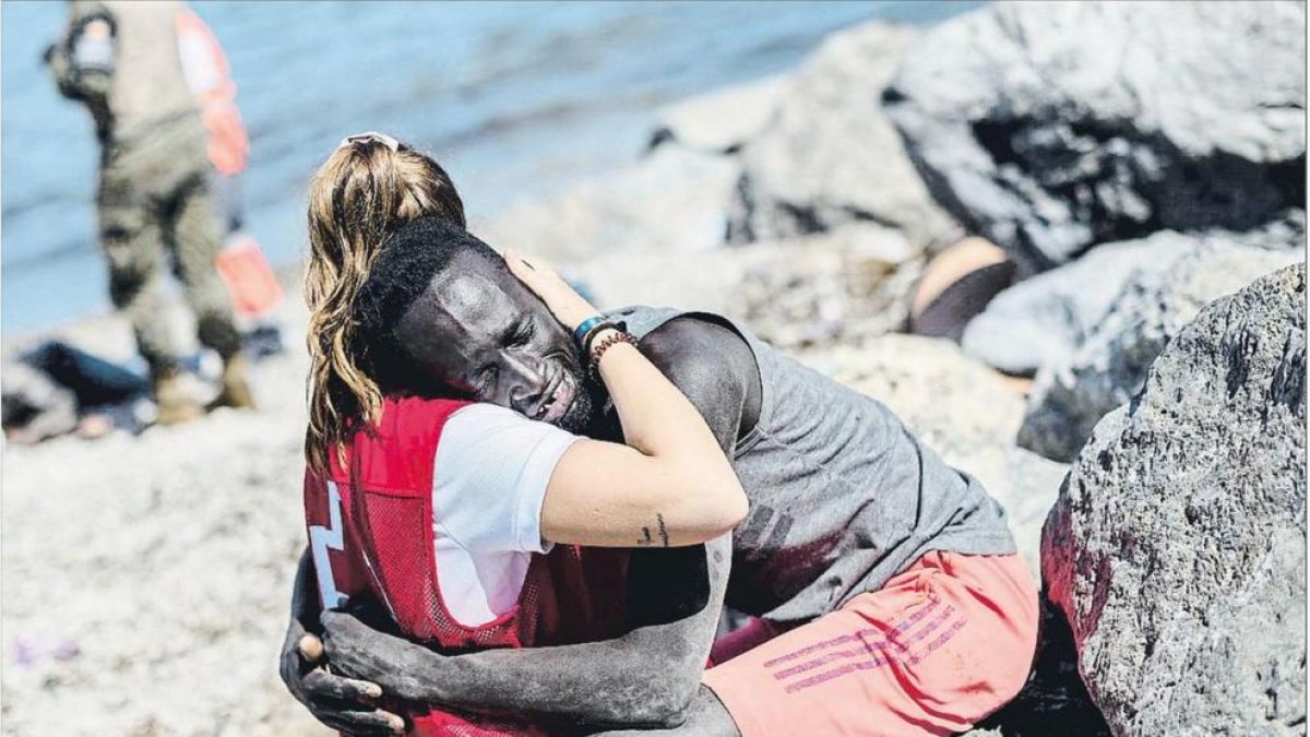 «Gràcies Luna», la imagen de un abrazo que recorre el mundo