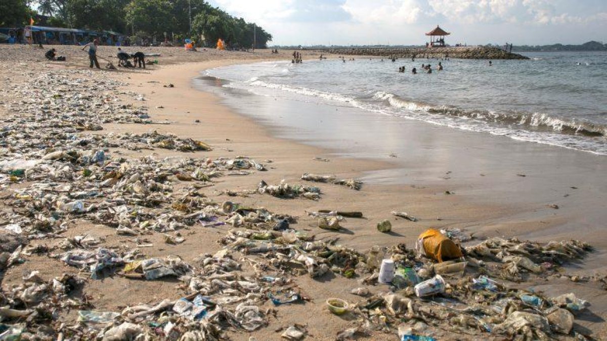 Imagen de plásticos expulsados por el mar después de una tormenta.
