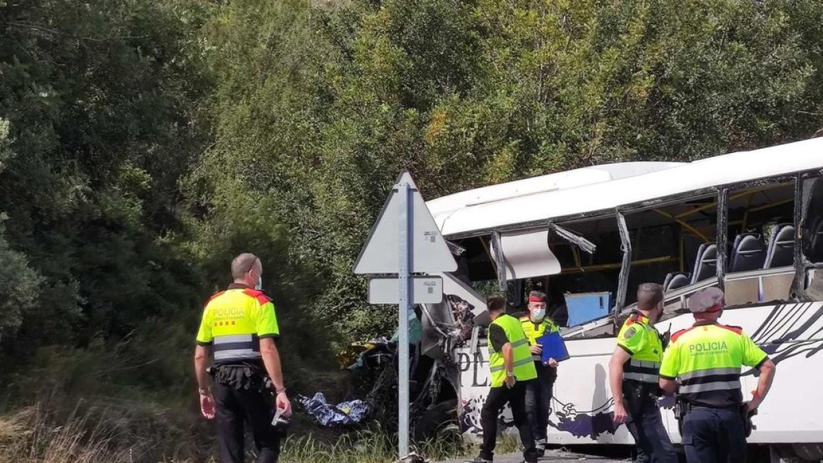 Mor el conductor d'un autocar en un accident amb un camió mentre circulava per la C-14 a Alcover
