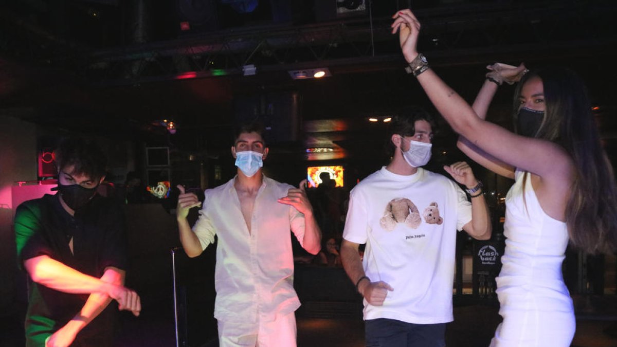 El ocio nocturno reaviva en Salou con medidas de seguridad durante la verbena de Sant Joan