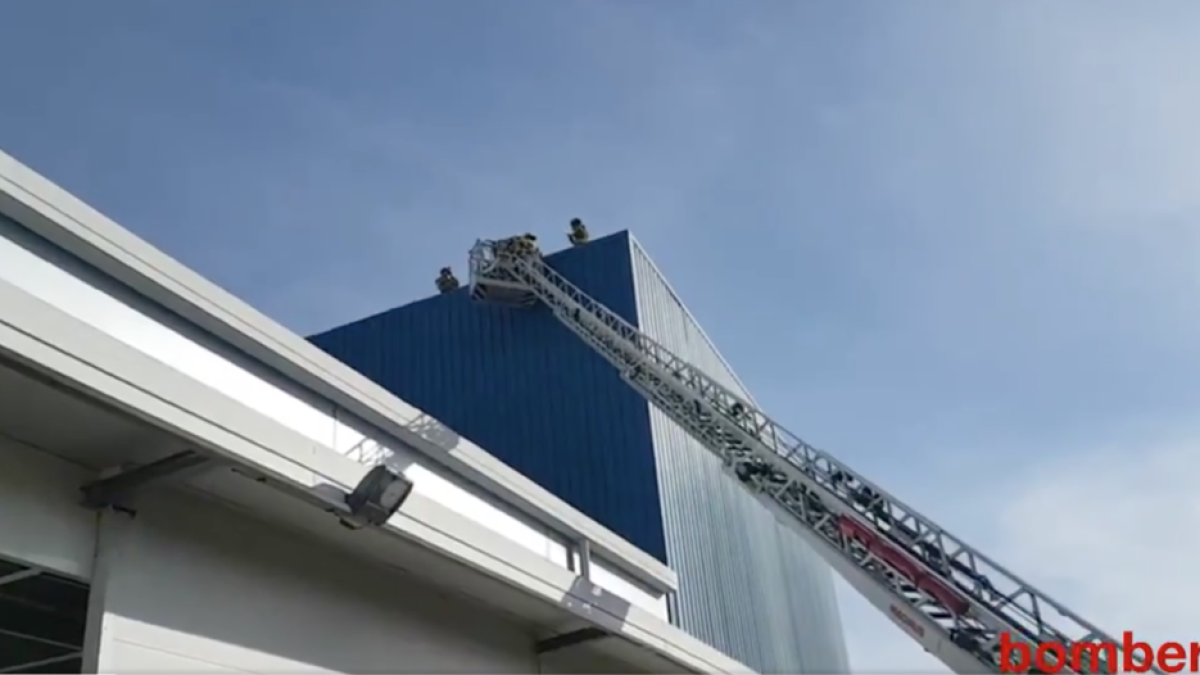 El fort vent fa que es despengin planxes metàl·liques d'una empresa de Sarral