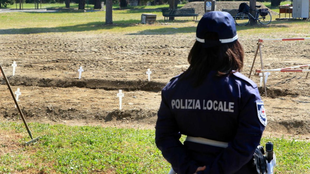 Taüts abandonats i falta d'higiene en molts dipòsits de cadàvers italians