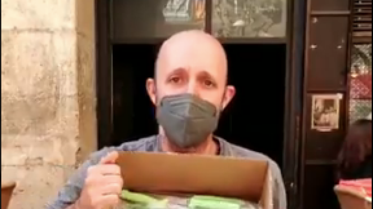 Un hostalero de Valls regala cuchillos para combatir la inseguridad en el Barrio Viejo