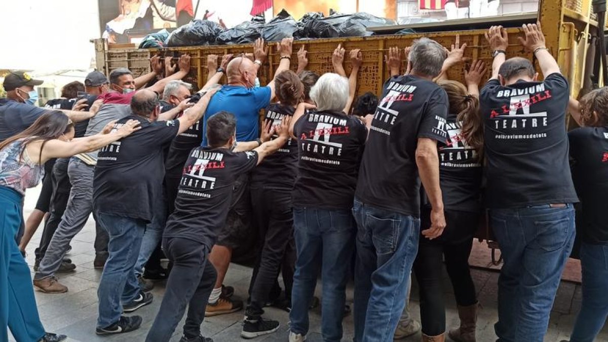 El Bravium Teatre demana mans per acabar de buidar el Centre Catòlic de Reus