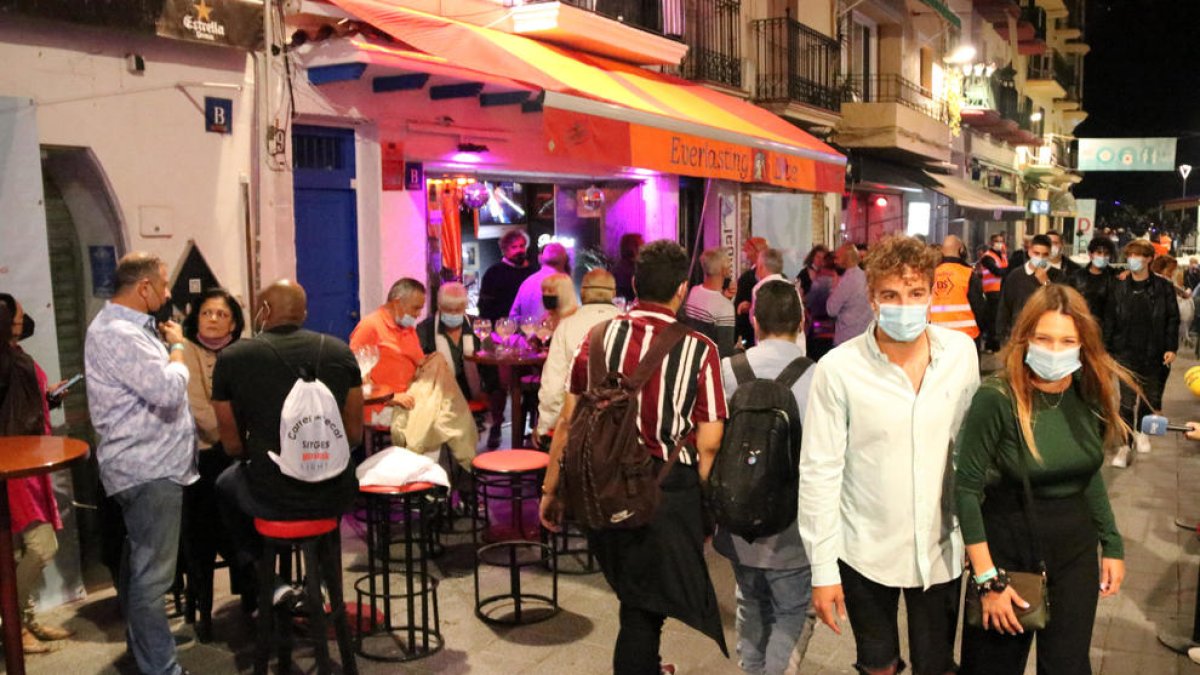 L'oci nocturn torna efímerament a Sitges amb tests d'antígens i mascaretes