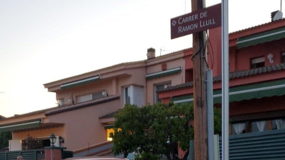 Pierde el control y estampa su vehículo contra su casa en Reus