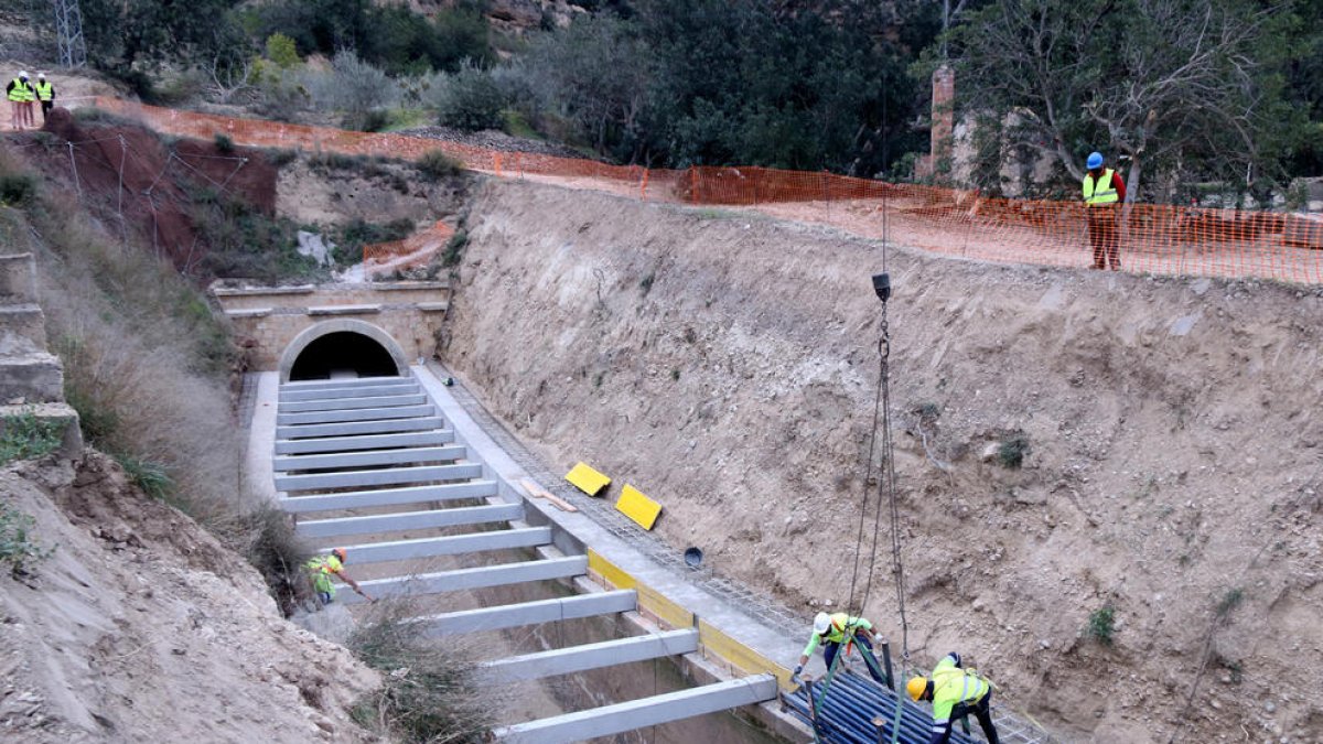 Prolongan un tramo del canal de la Izquierda del Ebro para evitar desprendimientos de tierra