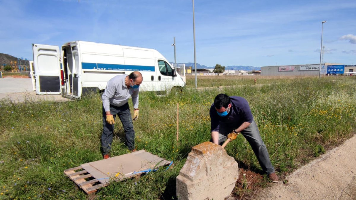 Amposta recupera una creu de l'antiga diligència de Barcelona a València del segle XIX