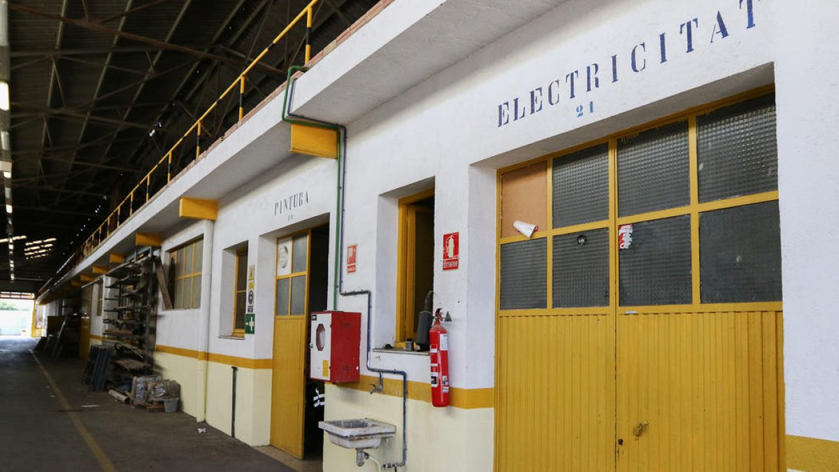 Retiraran la coberta de fibrociment al magatzem de les Brigades