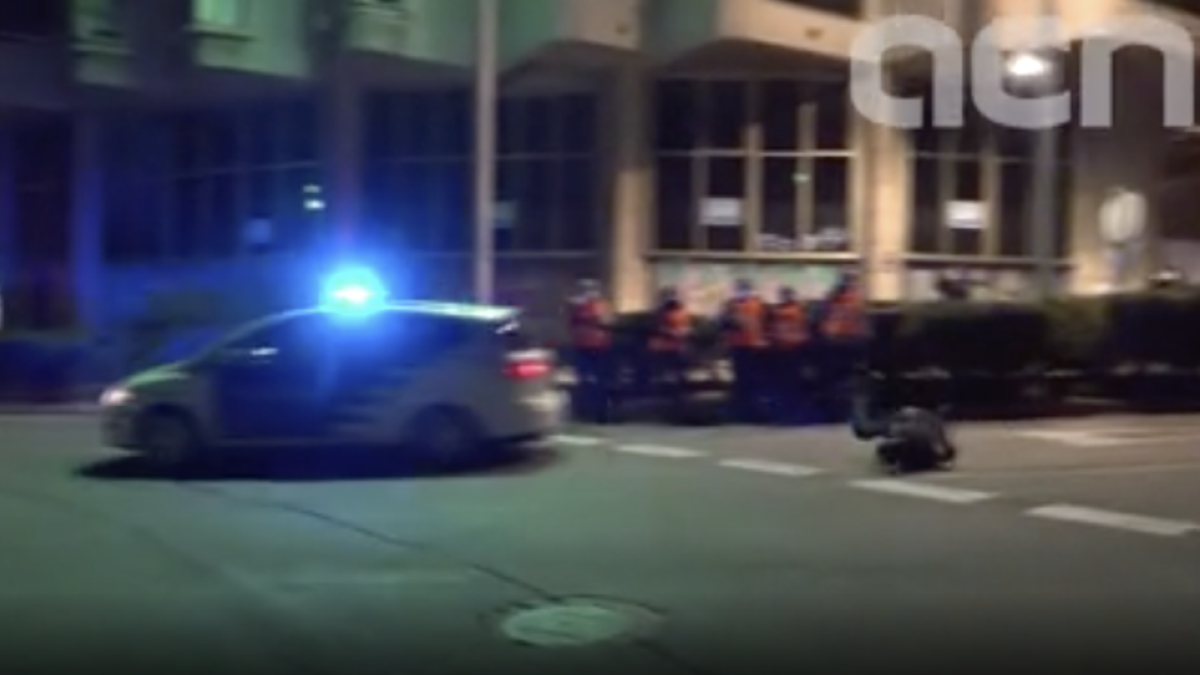 Un cotxe de la Guàrdia Urbana atropella a un manifestant