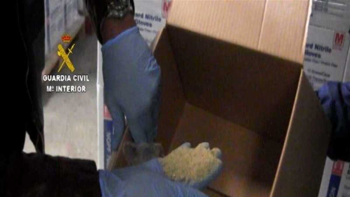 Estafan casi 3 millones de euros al vender guantes sanitarios y enviar arena