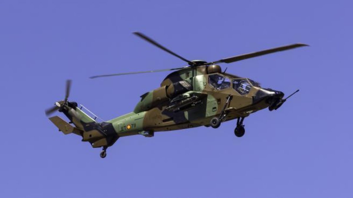 Un helicóptero del ejército español se estampa contra una línea eléctrica durante unas maniobras