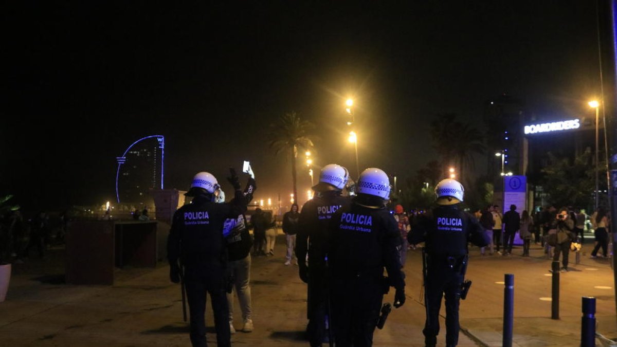 Un dispositivo policial reforzado con antidisturbios desaloja los botellones del Born y de la Barceloneta